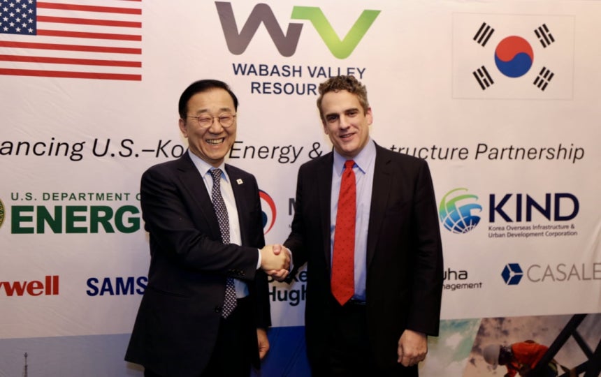 김윤덕 국토교통부 장관(왼쪽)과 제임스 댄리 미국 에너지부 부장관이 5일(현지시간) 워싱턴DC에서 열린 인디애나주 블루암모니아 플랜트 착공 기념행사에서 악수하고 있다./워싱턴공동기자단