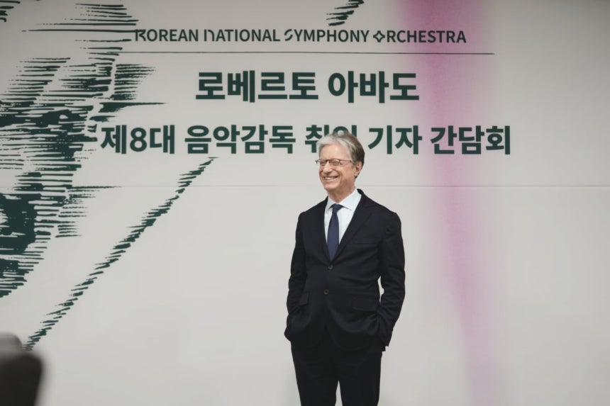 7일 서울 서초구 예술의전당에서 열린 국립심포니오케스트라 음악감독 취임 기념 기자간담회에서 지휘자 로베르토 아바도가 간담회에 앞서 사진을 찍고 있다./ 사진출처.국립심포니.
