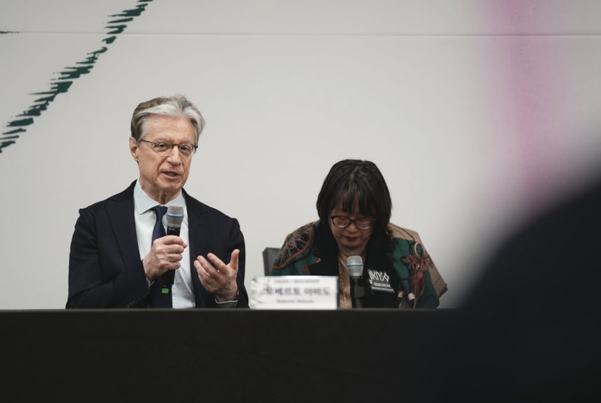 7일 서울 서초구 예술의전당에서 열린 국립심포니오케스트라 음악감독 취임 기념 기자간담회에서 지휘자 로베르토 아바도가 취재진의 질문에 답하고 있다./ 사진출처.국립심포니.