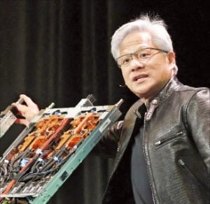 젠슨 황 "메모리社에 유리한 상황…'HBM 큰손' 엔비디아는 걱정 안해"