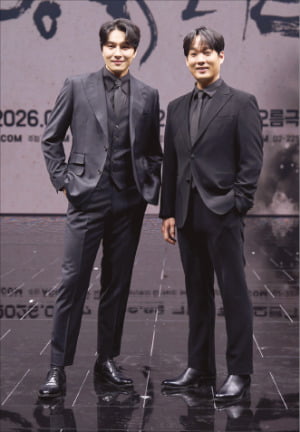 뮤지컬 '몽유도원'에서 백제 왕 여경 역으로 출연하는 ﻿배우 민우혁(왼쪽)과 성악가 김주택.  에이콤 제공