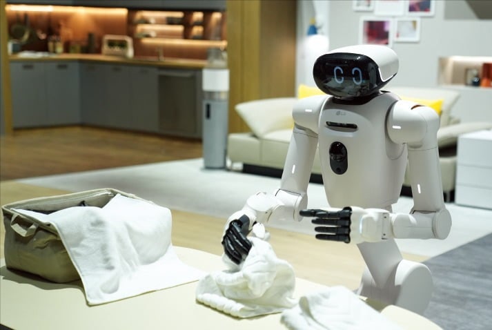 코디부터 저녁 메뉴까지 챙긴다…SF영화서 현실이 된 '스마트홈'