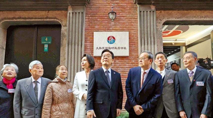 < 상하이 임시정부 청사 찾은 李 > 중국을 국빈 방문 중인 이재명 대통령이 7일 방중 마지막 일정으로 상하이 대한민국 임시정부 청사 건립 100주년 기념 행사에 참석해