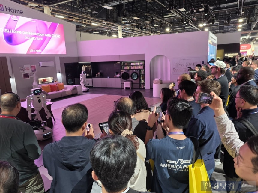 7일(현지시간) CES 2026이 열리고 있는 미국 라스베이거스 컨벤션센터(LVCC) LG전자 전시관 내 홈로봇 'LG 클로이드' 전시공간 앞에 기능 시연 라이브를 보기 위해 관람객들이 기다리고 있다.사진=김대영 