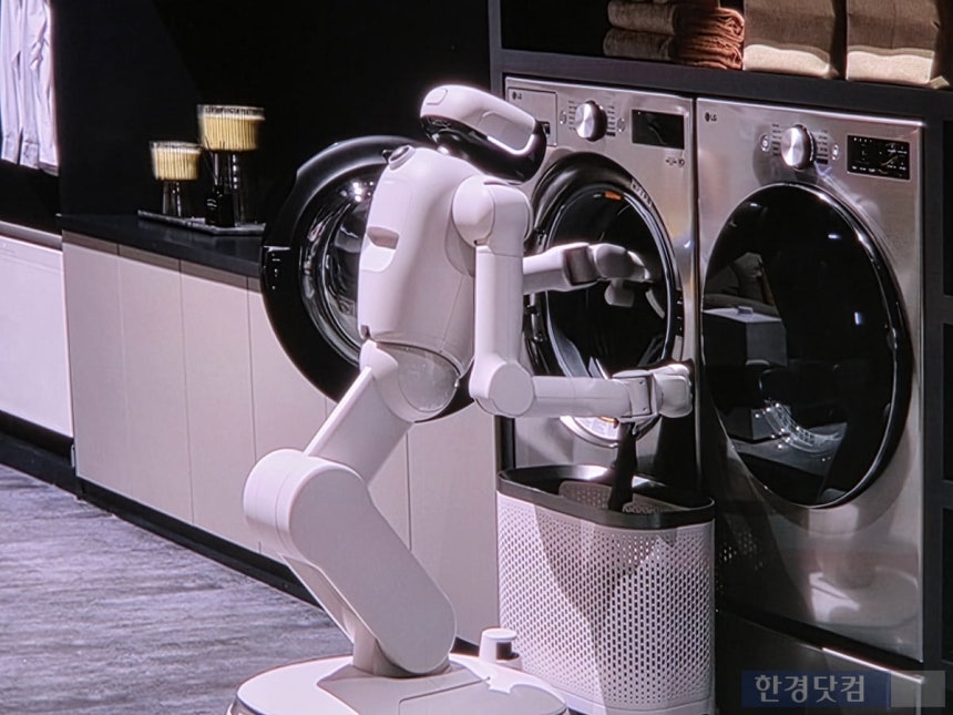 LG전자가 CES 2026에서 공개한 홈로봇 'LG 클로이드'가 세탁기에 세탁물을 넣고 있는 모습.사진=김대영 기자