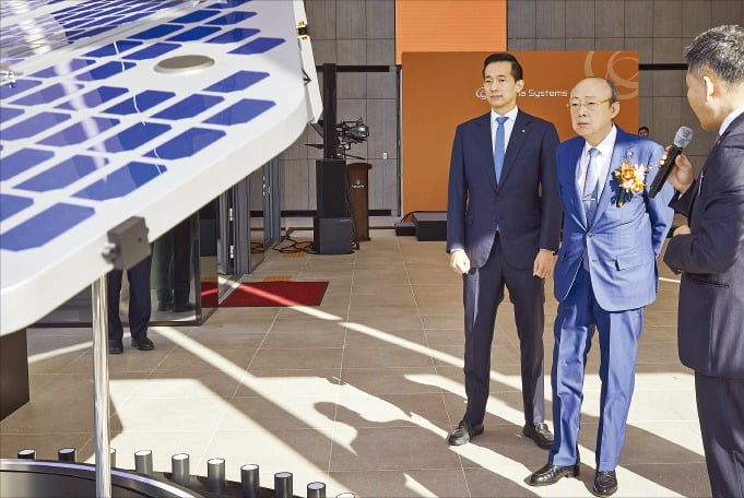 김승연 한화그룹 회장(가운데)과 김동관 한화그룹 부회장(왼쪽)이 8일 제주 하원동 한화시스템 제주우주센터를 찾아 해상도 15㎝급 초저궤도(VLEO) 초고해상도(UHR) 합성개구레이더(SAR) 위성의 실물 모형을 살펴