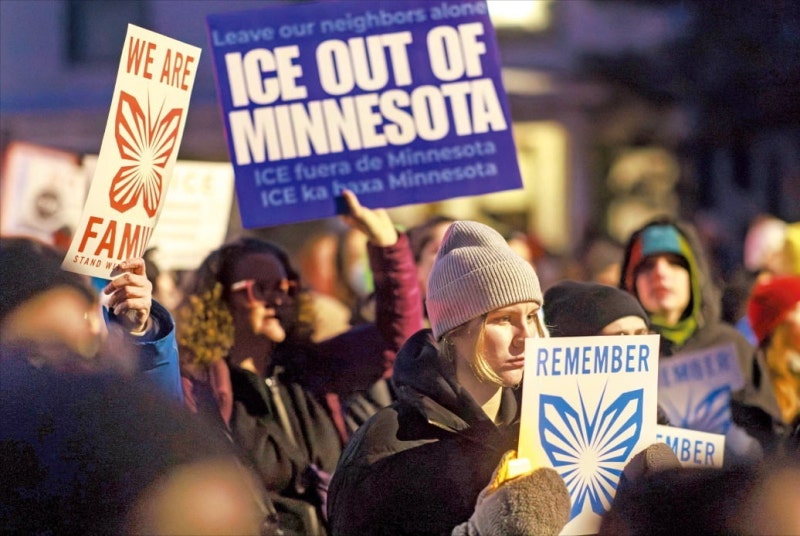 ICE 총격에 30대 여성 사망…美서 '反트럼프 시위' 확산