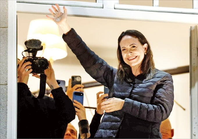 < 인사하는 마차도 > 올해 노벨평화상 수상자인 마리아 코리나 마차도가 11일 노르웨이 오슬로의 그랜드호텔 발코니에서 대중에게 손을 흔들고 있다./AFP연합뉴스