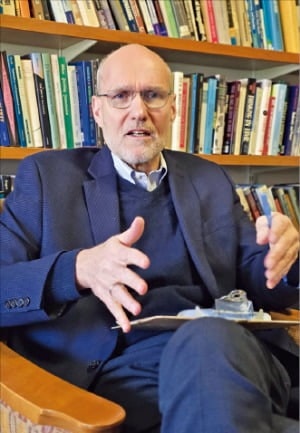 스티븐 월트 "트럼프, 동맹에도 약탈적 패권 추구…각국, 美 의존 줄이려 위험 분산할 것"