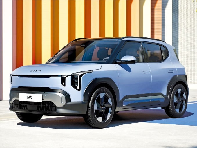 베일 벗은 기아 EV2…비좁은 유럽길도 씽씽
