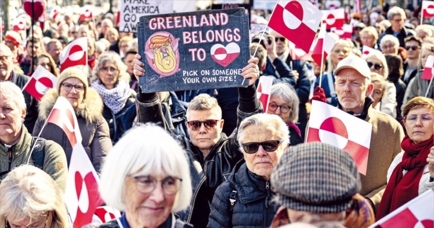 지난달 29일(현지시간) 덴마크 코펜하겐 주재 미국 대사관 앞에서 시민들이 항의 시위를 벌이는 모습. /사진=EPA연합뉴스