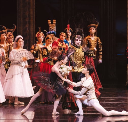 올 발레 대전 '백조'로 시작해 '호두'로 끝난다