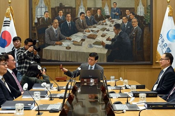 경제전문가 10명 중 6명 "연내 금리 인하 없을 것"