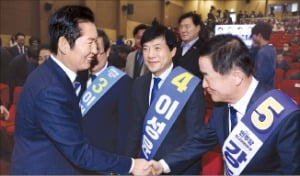 < 최고위원 후보들과 인사하는 정청래 > 정청래 더불어민주당 대표(왼쪽)가 11일 ﻿당 최고위원 보궐선거 후보자﻿들과 인사하고 있다. ʌ