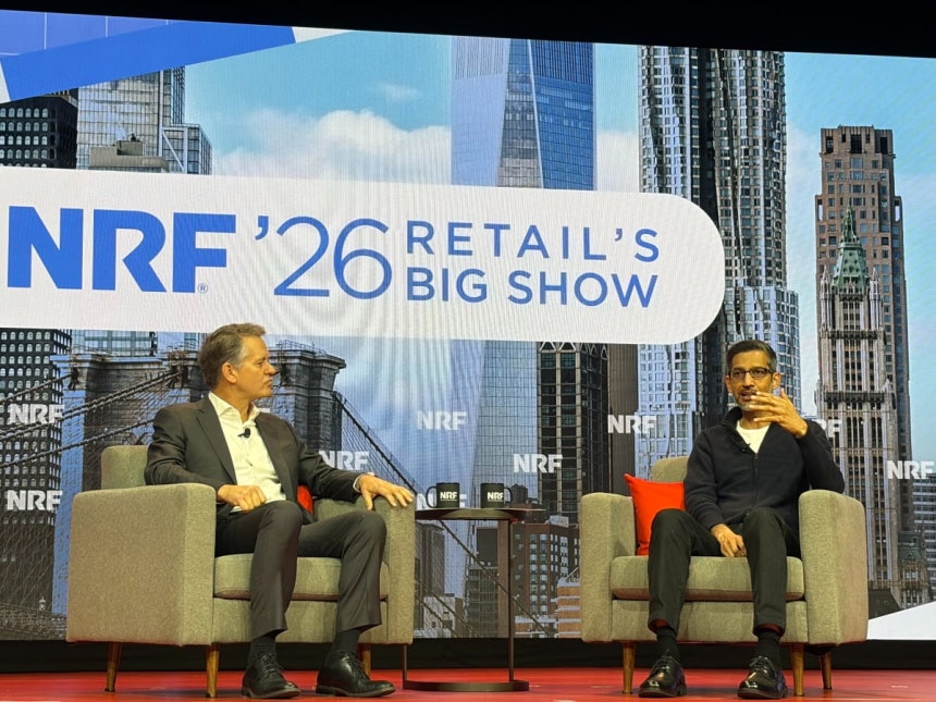 11일(현지시간) 뉴욕 자비츠 센터에서 열린 '전미유통연맹(NRF) 2026' 메인 스테이지에 오른 구글 모회사 알파벳의 순다르 피차이 최고경영자(CEO)(오른쪽)와 오는 2월 1일 월마트 수장으로 취임하는 존 퍼너