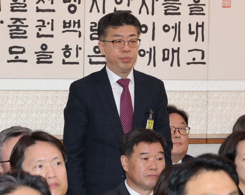 신용해 전 법무부 교정본부장이 지난해 10월23일 국회 법제사법위원회에서 열린 2025년 국정감사에 출석해 인사를 하고 있다.사진=연합뉴스