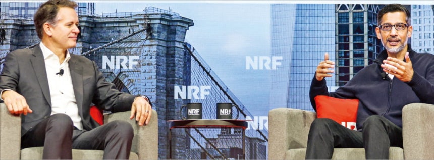 존 퍼너 월마트 차기 최고경영자(CEO·왼쪽)와 구글 모회사 알파벳의 순다르 피차이 CEO가 11일(현지시간) 미국 뉴욕 재비츠센터에서 열린 '미국소매협회(NRF) 2026' 행사에서 양사의 협력 방안을 소개하고 있