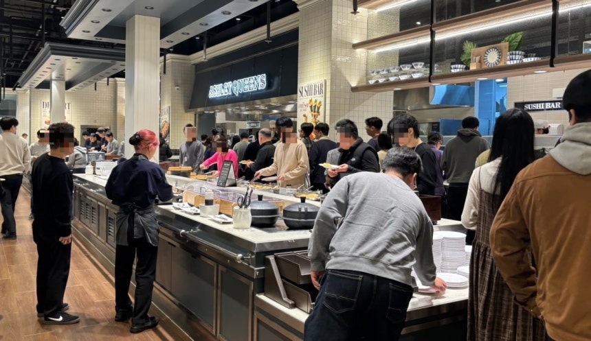 이랜드이츠가 운영하는 뷔페 레스토랑 애슐리퀸즈에 많은 고객이 몰려있다./사진=이랜드이츠 제공