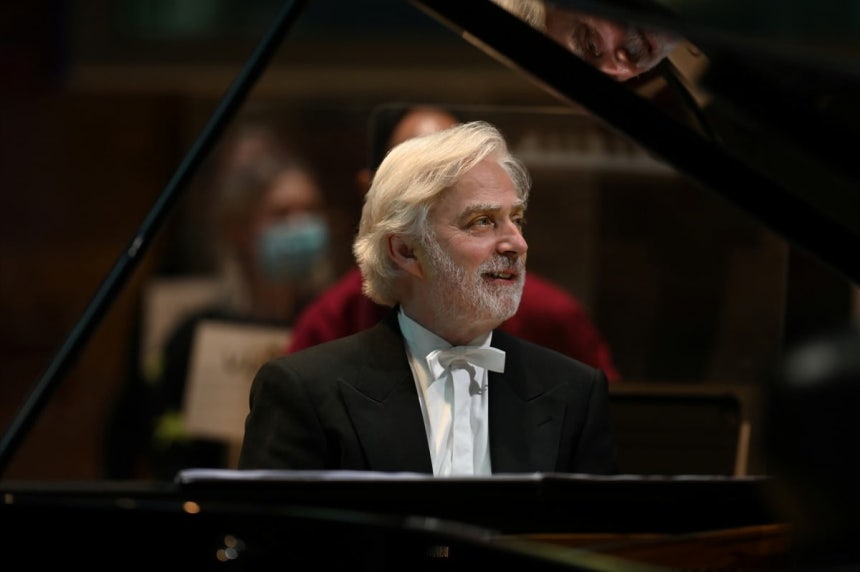 폴란드 출신의 피아노 거장 크리스티안 지메르만은 지난 9일 한국경제신문과의 인터뷰에서 "아름다운 곡으로 청중을 울게 만들 수 있다면,난 무엇이든 할 수 있다"고 말했다.마스트미디어 제공