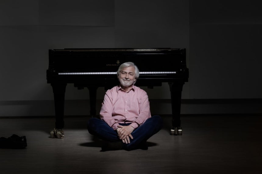 폴란드 출신의 피아노 거장 크리스티안 지메르만은 지난 9일 한국경제신문과의 인터뷰에서 "아름다운 곡으로 청중을 울게 만들 수 있다면,난 무엇이든 할 수 있다"고 말했다.마스트미디어 제공