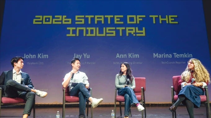 12일(현지시간) '2026 UKF 서밋' 마지막 날 행사가 열린 미국 레드우드시티 폭스시어터에서 벤처투자업계 관계자들이 올해 업황을 전망하고 있다.왼쪽부터 존 김 파라폼 CEO,제이 유 폴리혹 파트너변호사,앤