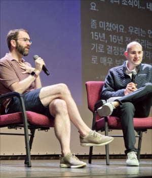 칼 헨더슨 슬랙 공동 창업자(왼쪽)와 유진 말로브로드스키 원웨이벤처스 파트너가 슬랙의 성장 전략과 관련해 대담하고 있다./김인엽 특파원