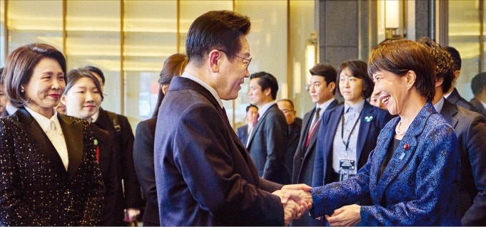 호텔로 마중 나와 '극진 영접'…케데헌·BTS 노래 '드럼 합주'