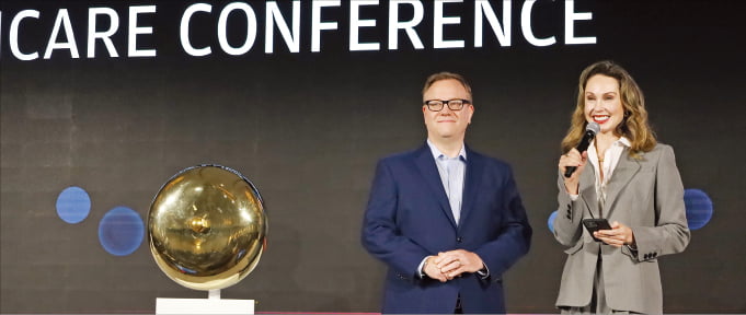 제러미 마일먼 JP모간 헬스케어 부문 공동대표(왼쪽)가 12일(현지시간) '2026 JP모간 헬스케어 콘퍼런스' 환영 행사에서 사회자와 함께 참가자들을 맞이하고 있다.JP모간 제공