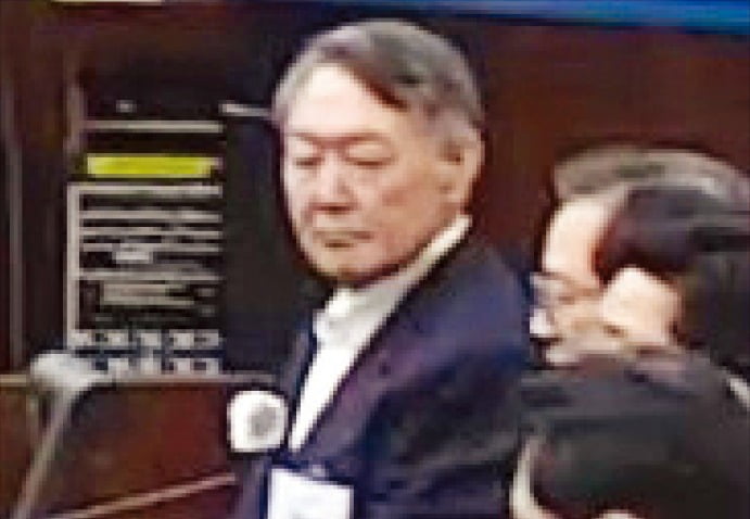 '내란 우두머리' 혐의로 기소된 윤석열 전 대통령이 13일 서울중앙지방법원 417호 형사대법정에서 열린 2차 결심공판에서 변호인 쪽을 바라보고 있다.서울중앙지방법원 제공 영상 캡처