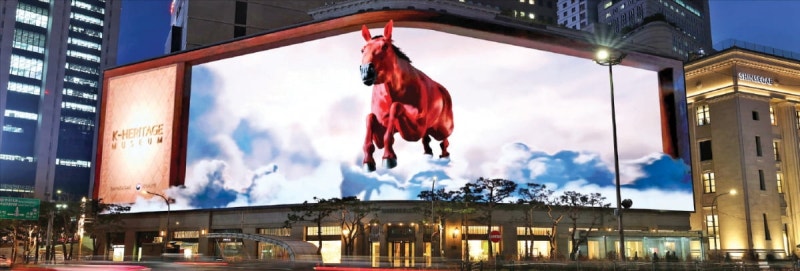 신세계백화점, 한국 관광 핫플 '신세계스퀘어'에 천마가 날다…신라시대 국보를 미디어아트로