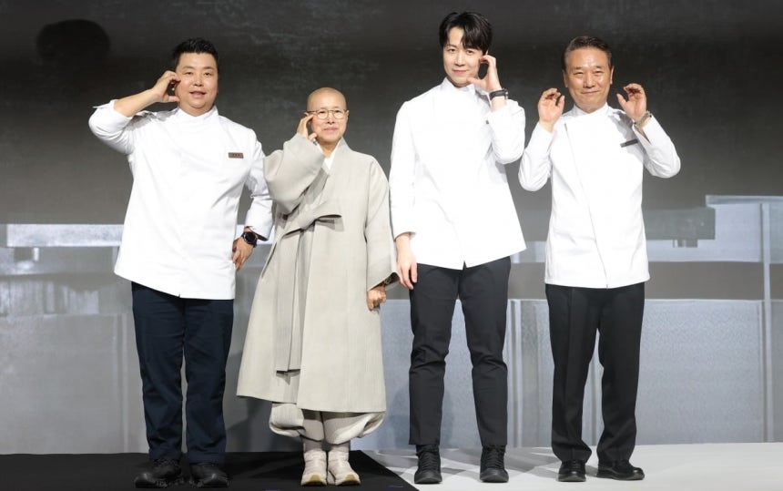 셰프 정호영(왼쪽부터)과 후덕죽, 선재스님, 손종원이 17일 오전 서울 종로구 JW메리어트동대문스퀘어에서 열린 넷플릭스 예능 '흑백요리사: 요리 계급 전쟁2'(이하 '흑백요리사2') 제작발표회에 참석해 포즈를 취하고