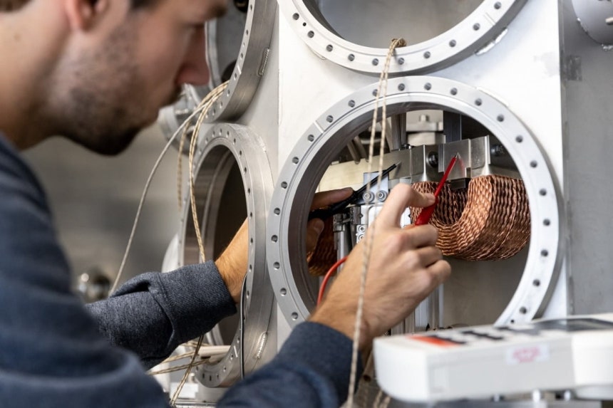 뎀콘 엔지니어가 ASML의 극자외선(EUV) 노광장비에 적용되는 하이테크 메카트로닉스 서브시스템 내부를 점검하는 모습.진공 챔버 구조 안에서 구리 권선 기반의 전자기 구동·제어 부품을 대상으로 전기적 연결과 정밀 