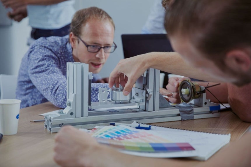 뎀콘 엔지니어들이 소형 메카트로닉스 시제품을 직접 조립·조정하며 구동 정밀도와 시스템 응답 특성을 점검하는 장면./ 사진=뎀콘