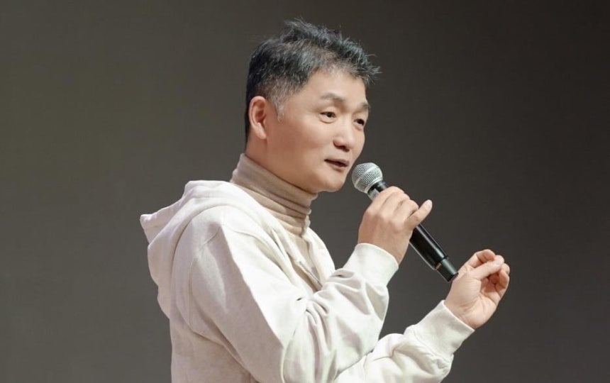 김범수 카카오 미래이니셔티브센터장이 지난 15일 경기 용인시 카카오 AI 캠퍼스에서 열린 그룹 신입 공채 교육 현장에서 신입 크루들과 소통하고 있다.사진=카카오 제공