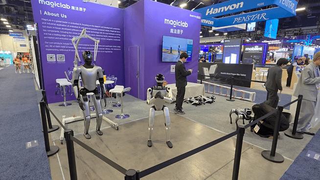 지난 6일(현지시간) 미국 라스베이거스 컨벤션센터(LVCC)에서 진행된 CES 2026 공식 개막 전 중국 마오이클랩 직원들이 휴머노이드 '매직봇 Z1' 기능 시연을 준비하고 있다.영상=김대영 기자