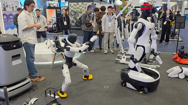 지난 6일(현지시간) 미국 라스베이거스 컨벤션센터(LVCC)에서 열린 CES 2026 당시 중국 애지봇 직원이 휴머노이드 움직임을 시연하고 있다.영상=김대영 기자