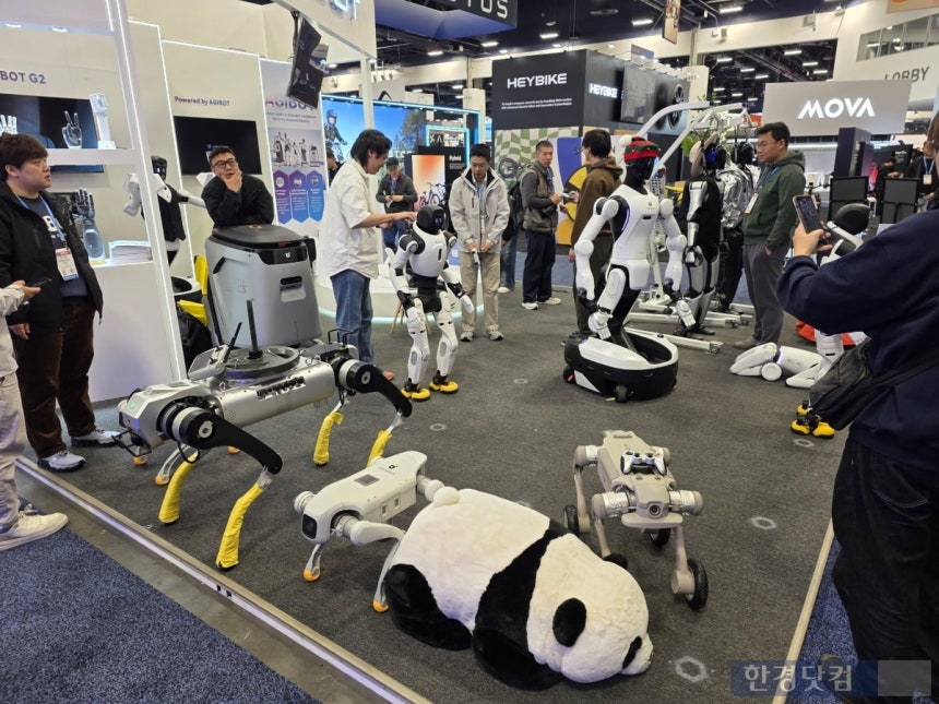지난 6일(현지시간) 미국 라스베이거스 컨벤션센터(LVCC)에서 열린 CES 2026 당시 중국 애지봇 전시공간에 관람객들이 몰려 있다.사진=김대영 기자