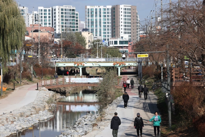 포근한 겨울 날씨를 보인 지난 9일 경기 수원시 권선구 세류천에서 시민들이 산책을 즐기고 있다.사진=뉴스1