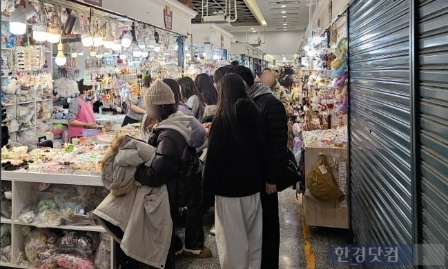 지난 15일 오후 서울 종로구 동대문종합시장 5층 악세사리 상가 앞.종합시장 상가 폐점 시간이 얼마 안 남은 상황에도 여러 사람들이 볼펜 꾸미기를 하기 위해 몰려있다./사진=박수빈 기자