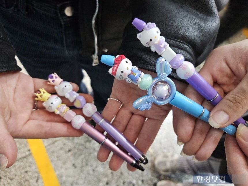 곽고은 씨(21)가 지난 15일 오후 6시 20분 경 서울 종로구 동대문종합시장 5층 악세사리 상가에서 꾸민 볼펜을 보여주고 있다./사진=박수빈 기자