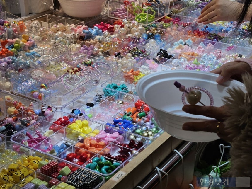 지난 15일 오후 서울 종로구 동대문종합시장 5층 악세사리 상가에도 여러 사람들이 볼펜 꾸미기를 하기 위해 몰려있다./사진=박수빈 기자