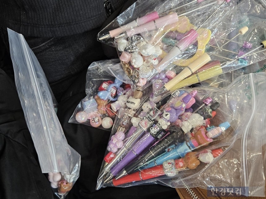 김모 씨(27)가 16일 오전 서울 종로구 동대문종합시장 5층 악세사리 상가에서 상가 오픈 시간부터 만든 볼펜들을 보여주고 있다./사진=박수빈 기자