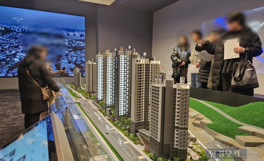 16일 드파인연희 모델하우스를 방문해 견본주택을 살펴보는 예비 청약자들/ 사진=이슬기 한경닷컴 기자