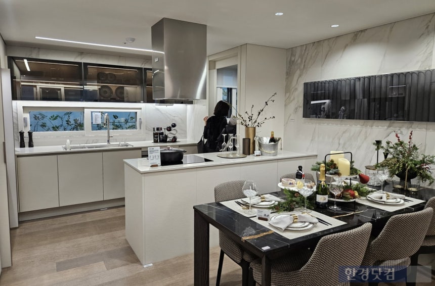 '드파인연희' 전용 84㎡ 일자형 주방(유상옵션) 모습 /사진=이슬기 한경닷컴 기자