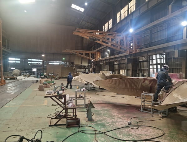 신라금속 직원들이 9일 부산 송정동 본사 공장에서 선박용 프로펠러 연마작업을 하고 있다./ 박진우 기자