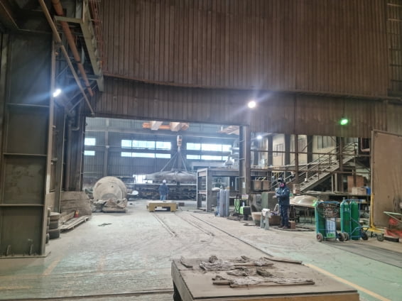 신라금속 직원들이 9일 부산 송정동 본사 공장에서 선박용 프로펠러 연마작업을 하고 있다./ 박진우 기자