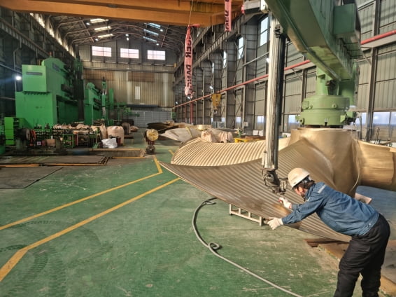 신라금속 직원들이 9일 부산 송정동 본사 공장에서 선박용 프로펠러 연마작업을 하고 있다./ 박진우 기자