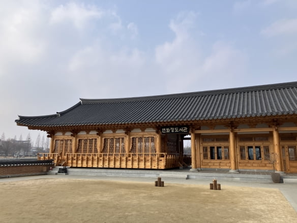전북 전주 덕진동에 위치한 '연화정도서관' 전경.덕진호수를 가로지르는 연화교 가운데에 자리하고 있다.오유림 기자