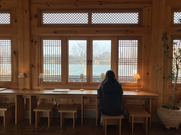 연화정도서관 내부에서 한 시민이 책을 읽고 있다.오유림 기자