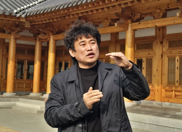 연화정도서관을 설계한 임채엽 태권브이건축사사무소 건축사.임 건축사는 전북대가 국토교통부의 예산을 받아 운영하는 6개월 동안의 '한옥 설계 전문 인력 양성 과정'을 수료하면서 한옥 건축을 시작했다.국토부 제공